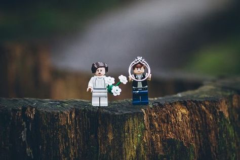 May the 4th be with you!! Photo Cred goes to Veronica + Kevin’s Legos (and Star Wars) Themed Engagement! Star Wars Engagement Photos, Star Wars Engagement, Star Wars Ring, Lego Wedding, Star Wars Wedding Theme, Nerd Wedding, Geek Wedding, Star Wars Wedding, Photoshoot Idea