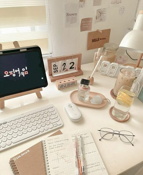 Beige Desks, Beige Room, Cozy Desk, Study Desk Decor, Aesthetic Room Ideas, Desk Inspiration, Desk Makeover, Study Room Decor, Pinterest Room Decor