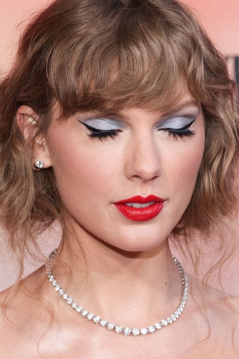 Taylor Swift Makeup Inspiration, Blonde Ringlets, Taylor Swift Hairstyles, Iconic Taylor Swift, Taylor Swift Eyes, Taylor Swift Makeup, Taylor Swfit, Taylor Swift Cat, Taylor Swift Fotos