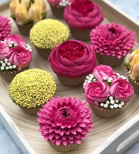 Taylor Made Cakes of Tenterden on Instagram: “Did you know I can teach you how to make these gorgeous buttercream blooms? I offer tutorial videos on my website for each flower, from…” Cupcake Flower Bouquets, Frosting Flowers, Cupcake Art, Taylor Made, Cupcake Bouquet, Flower Cupcakes, Buttercream Flowers, Pastry Shop, Wedding Cupcakes