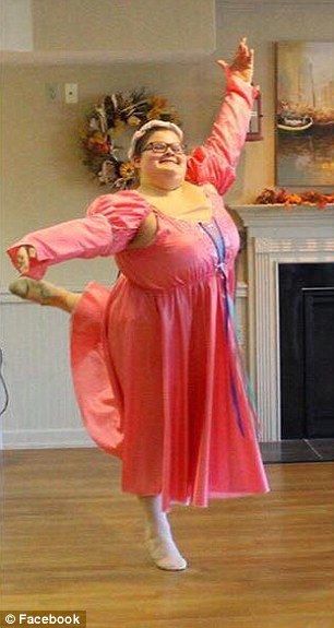 Plus-size ballerina becomes online star after footage of the teen goes viral | Daily Mail Online Ballet Exercises, Ballet Poses, Bust A Move, Chubby Babies, Cool Dance, Grand National, Cool Poses, Dynamic Poses, Elegant Art