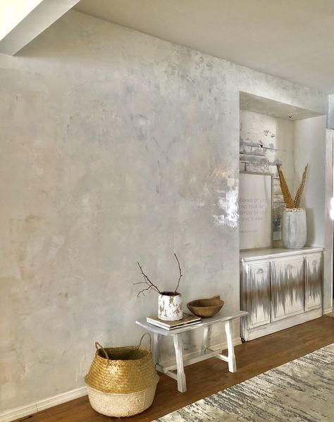 Faux Plaster Wallpaper, Venetian Painted Walls, Faux Venetian Plaster Walls Diy, Diy Venetian Plaster, Bold Wall Colors, Faux Painting Walls, Venetian Plaster Walls, Faux Walls, Accent Wall Designs