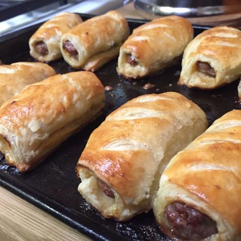 English Sausage Rolls Recipe, English Sausage Rolls, English Sausage, Homemade Sausage Rolls, English Recipes, Sausage Rolls Recipe, British Cooking, Puff Pastries, Uk Recipes