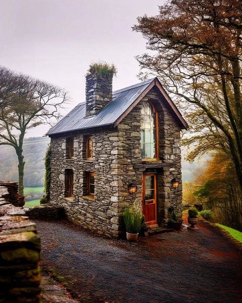 Tiny House Attractive🏠 (@tinyhouseattractive) • Fotos e vídeos do Instagram Tiny Stone House, Tiny Stone Cottage, Stone Cabin, Studio House, Stone Cottages, Tiny House Nation, Tiny Cottage, Casa Container, Cottage Cabin