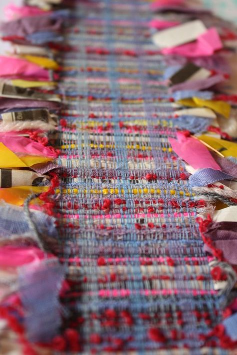 Weave with fabric strips. Kids Weaving Projects, Saori Weaving, Rigid Heddle Weaving, Weaving Wall Hanging, Folded Fabric Ornaments, Paper Weaving, Textile Crafts, Fabric Ornaments, Weaving Textiles