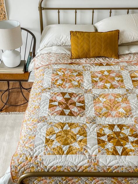 Sunrise Quilt, Puffy Quilt, Sharon Holland, Bright Quilts, Cottage Quilt, Cute Quilts, Quilts Ideas, Girl Beds, Star Quilts