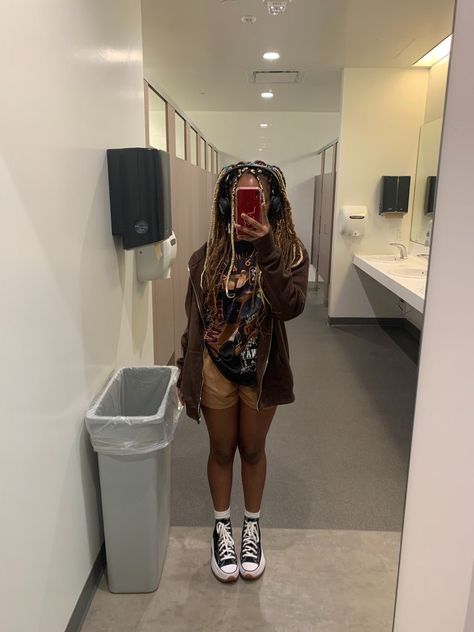 Graphic Sweater Outfit, Brown Converse Outfit, Brown Shorts Outfit, Converse Outfit Summer, Brown Converse, Shorts And Converse, Sydney Style, Sweater Shorts, Converse Outfit