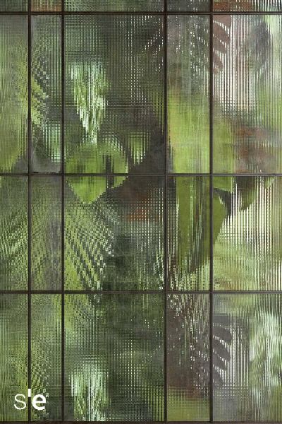 A true representation of nature, layered glass transparently covers a dense tropical, evergreen vegetation; photographic processing and natural materials create an extremely realistic solution: thanks to our high-definition printing, our wallpaper can transform indoor spaces into outdoor spaces, generating relaxing places in our domestic spaces. Biophilic Texture, Biophilic Wallpaper, Green Texture Architecture, Biophilic Pattern, Botanical Futuristic, Forest Installation Indoors, Rainforest Floor, Nature Materials, Art Curation