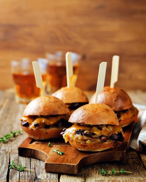 Bison Sliders Recipe, French Onion Beef Sliders, Wagyu Beef Burger, French Onion Beef, French Dip Sliders, Mini Sliders, Hearty Snacks, Beef Sliders, Burger Sliders