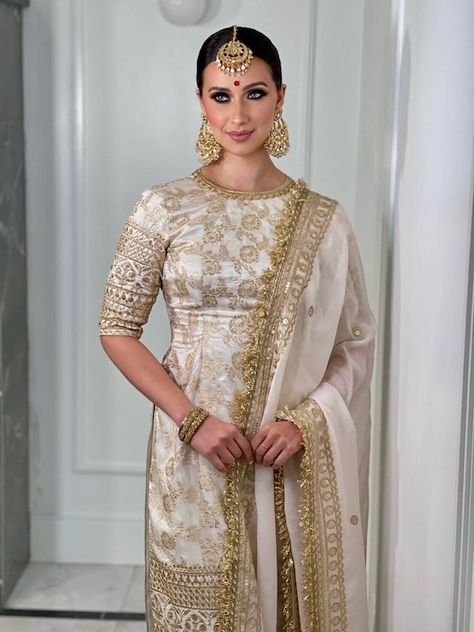 Check out this item in my Etsy shop https://www.etsy.com/in-en/listing/1450356198/ivory-banarsi-suit-suit-salwarchuridar Banarsi Suit Design, Organza Dupatta Designs, Black Sharara, Punjabi Salwar Kameez, Banarsi Suit, Suit Punjabi, Dupatta Design, Wedding Salwar Kameez, Punjabi Salwar