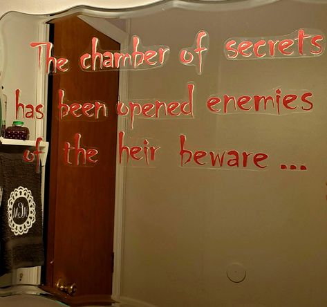 The chamber of secrets made from printable mirror cling for Harry Potter party. Chamber Of Secrets Mirror, Chamber Of Secrets Party, Hufflepuff Party, Harry Potter Decor Ideas, Harry Potter Mirror, Harry Potter Chamber Of Secrets, Harry Potter Shower, Harry Potter Snacks, Harry Potter Movie Night