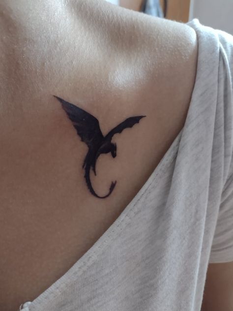 Nightfury Tattoos, Simple Toothless Tattoo, Toothless Nails, Tattoo Toothless, Night Fury Tattoo, How To Train Your Dragon Tattoo, Toothless Dragon Tattoo, Httyd Tattoo, Toothless Tattoo