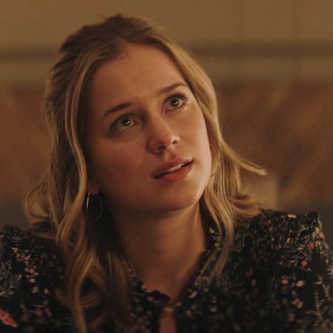 Elizabeth Lail as Guinevere Beck in You (2018) Elizabeth Lail Gif, Guinevere Beck, Elizabeth Lail, Blonde Actresses, Female Faceclaims, One Chicago, Oliver Queen, My Destiny, Klaus Mikaelson