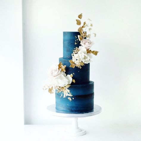 Audrey’s | Wedding Cakes on Instagram: “Dark teal and gold is actually a good combo 😍 Thank you to all who booked us today, we’ll still be at Toast tomorrow! Last day to finally…” Dark Teal Wedding Cake, Quinceañera Pictures, Navy Cupcakes, Gold Wedding Cakes, Dark Teal Weddings, Teal Wedding Cake, Teal Cake, White And Gold Wedding Cake, Quinceanera Pictures