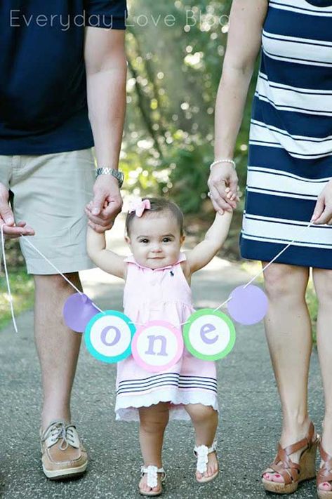 10 Must Take First Birthday Photo Ideas via Pretty My Party Baby Birthday Photoshoot, One Year Pictures, First Birthday Photography, 1st Birthday Pictures, 1st Birthday Photoshoot, First Birthday Pictures, Easy Birthday, 1st Birthday Photos, Birthday Photography