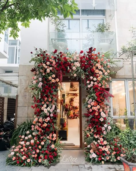 Burgundy Flower Arch, Maroon Decor Wedding, Minang Decoration, Wedding Decor Maroon, Maroon Wedding Decorations, Wedding Theme Champagne, Cabernet Wedding, Floral Tunnel, Maroon Decor