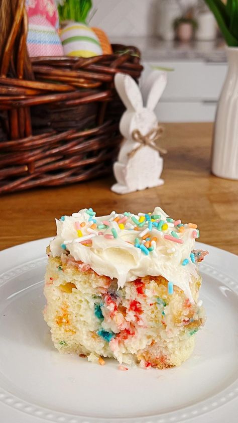 Funfetti Poke Cake, Funfetti Sprinkles, Tasty Logo, Cheesecake Brownie Bars, Sweet Custard, Poke Cake Recipe, Funfetti Cake Mix, Poke Cake Recipes, Poke Cakes