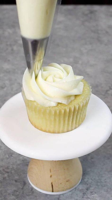 image of adding sprinkles to side of cupcake Water Cupcakes, Easy Cupcake Frosting, Cupcake Frosting Tips, Dairy Free Buttercream, Wilton 1m, Frost Cupcakes, Cookies And Cream Frosting, Oreo Frosting, Easy Eggnog