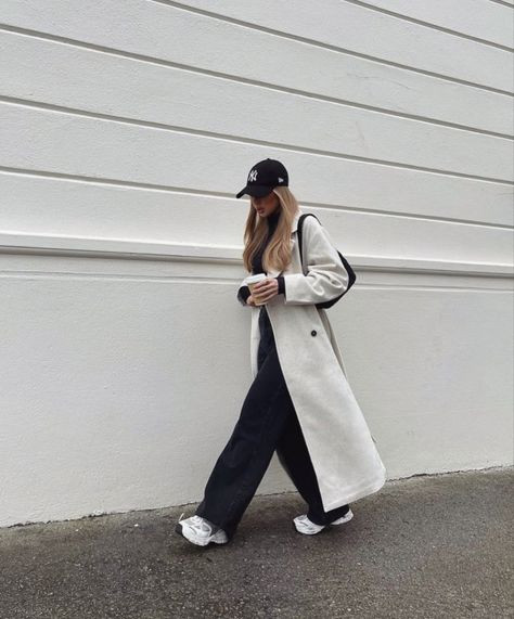 White Cap Outfit, White Trench Coat Outfit, Beige Coat Outfit, Beige Trench Coat Outfit, Trench Coat Outfit Winter, Trench Coat Outfit Ideas, White Coat Outfit, Trent Coat, Normcore Outfits