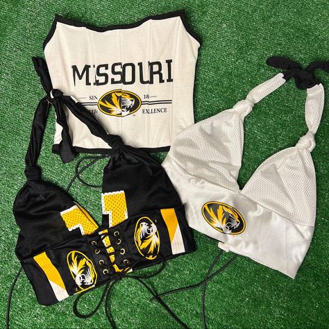 Rework vintage jersey, halter top and corset Diy Sports Shirts, Upcycled Football Jersey, Reworked Jersey, Corset Top Diy, Senior Painted Jeans, Girlfriend Outfits, Blue Springs Missouri, College Merch, Gameday Fashion