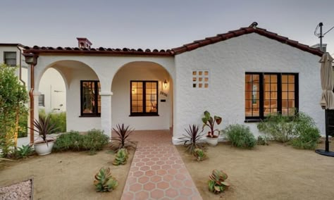 Spanish Style Exterior, American House Style, Spanish Cottage, Mexican Style Homes, Spanish Exterior, Spanish Home Decor, Spanish Bungalow, Hacienda Style Homes, California Bungalow