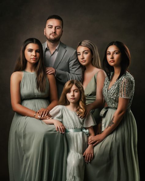 Christus Tattoo, Studio Family Portraits, Family Potrait, Family Photo Studio, London Photoshoot, Family Studio Photography, Pose Portrait, Family Photoshoot Poses, Family Photoshoots