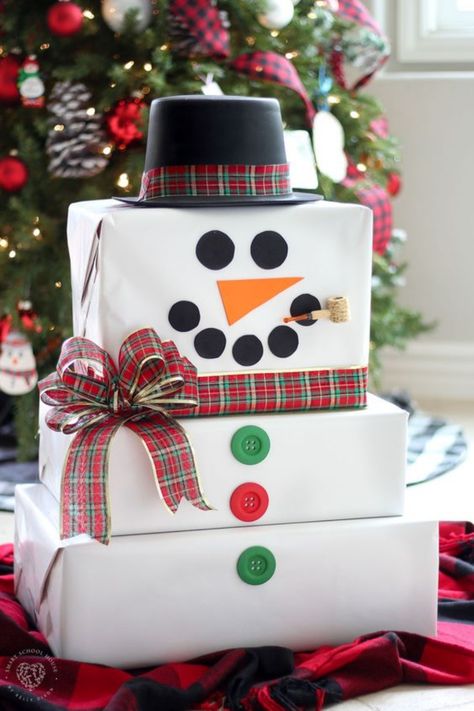 Your kids will adore this delightful snowman created entirely from gift-wrapped boxes! With its plaid accents, cheerful buttons, and a carrot nose, it�s the perfect way to transform ordinary presents into a magical Christmas display. Diy Snowman Crafts, Gift Boxes For Christmas, Unique Table Centerpieces, Box Snowman, Christmas Ideas For Boyfriend, Snowman Crafts Diy, Best Friend Christmas Gifts, Presents Ideas