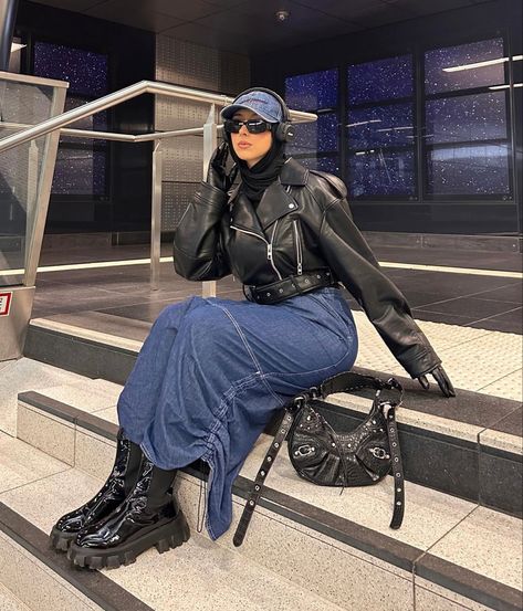 Hijabi Concert Outfit Ideas, Hijab Rock Style, Ootd Rock N Roll Hijab, Cyberpunk Outfit Women, Streetwear Hijab, How To Style Dr Martens, Y2k Style Outfits, Classy Black Outfits, Hijabi Styles