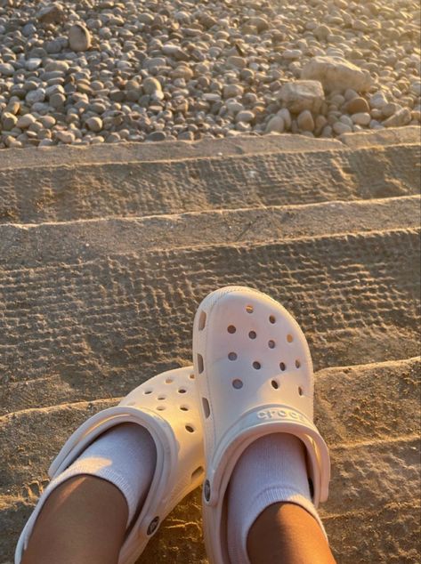 White Crocs Aesthetic, Crocs Outfit Summer, White Crocs Outfit, Crocs Aesthetic Outfit, Orange Crocs, Crocs Aesthetic, Crocs Outfit, White Crocs, Crocs Fashion