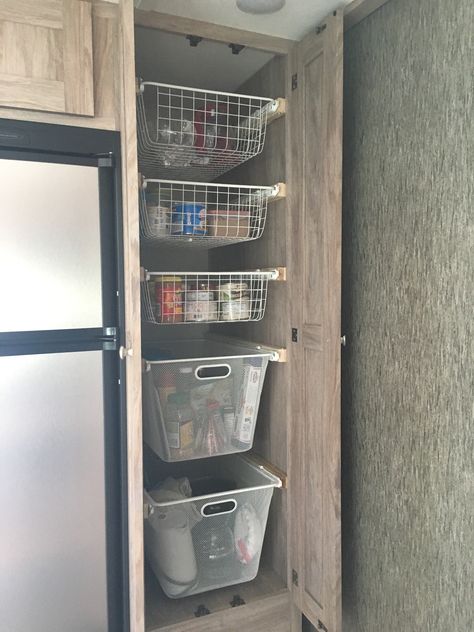 Rv Pantry, Rangement Caravaning, Camper Storage Ideas Travel Trailers, Camper Organization Rv Living, Camper Organization Travel Trailers, Motorhome Remodel, Glamper Camper, Camper Trailer Remodel, Camper Organization