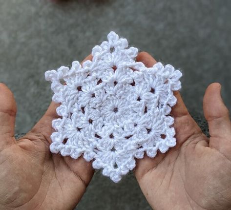 Free Crochet Snowflake Patterns, Crochet Star Patterns, Crochet Tiny, Holiday Crochet Patterns, Crochet Snowflake, Fast Crochet, Crochet Ornament Patterns, Christmas Crochet Patterns Free, Crochet Fish