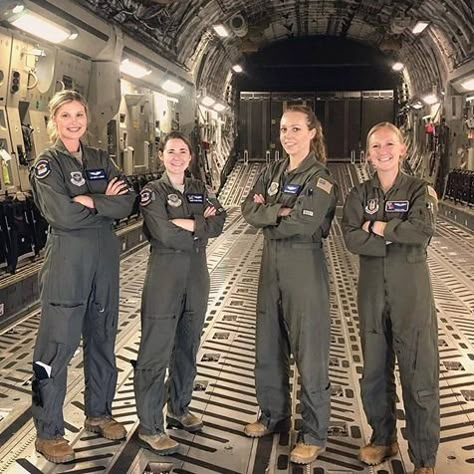 Airforce Military Woman Aesthetic, Us Air Force Women, Women In The Air Force, Airforce Uniform, Air Force Uniform, Female Aviator, Air Force Women, Women In Aviation, Pilot Uniform