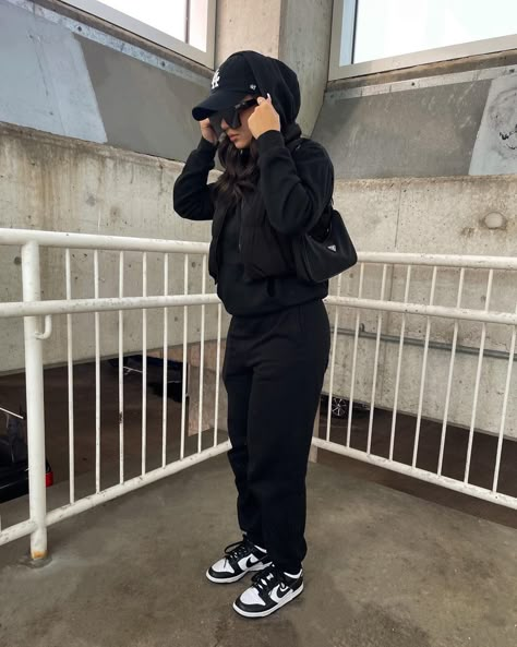 Jogger Suits For Women, All Black Outfit Sporty, Black Sporty Outfit Women, Women's Athleisure Outfits, Sweatpants Outfit Winter Street Styles, Womens Grey Sweatpants Outfit, All Black Winter Outfit Street Style, Nike Sweat Outfits For Women, Nike Outfits For Women Winter