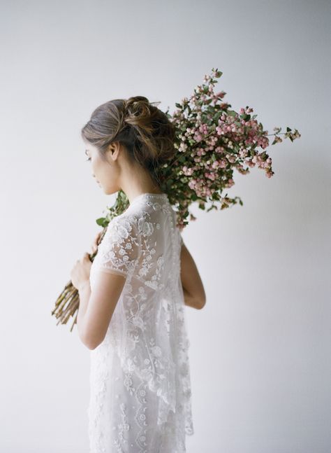 Floral Portrait, Elizabeth Messina, Women's Beauty, Female Photographers, Messina, Beauty Women, Bouquets, Flower Girl Dresses, Wedding Dress