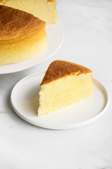 Cheesecake japonais - Empreinte Sucrée Easy Japanese Cheesecake, 3 Ingredient Japanese Cheesecake, Japanese Fluffy Cheesecake, Japanese Cheesecake Flavors, Cheesecake Japanese, Desserts Japonais, Dessert Thermomix, Fluffy Cheesecake, Japanese Cake