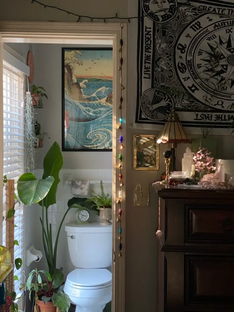 Earthy Bathroom Ideas Natural Decor, Indie Bathroom Aesthetic, Mountain Bathroom Ideas, Whimsigoth Bathroom, Indie Bathroom, Fall Themed Bedroom, Bellbottoms 70s, Hippie Bathroom, Dark Cozy Bedroom Ideas