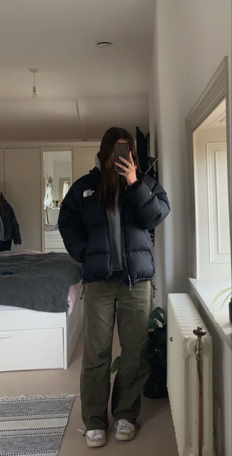 North Face Cargo Pants Outfit, Styling North Face Jacket, North Face 550 Jacket Outfit, North Face 700 Jacket Outfit, North Face Coat Aesthetic, The Northface Puffer Jacket Outfit, North Face Puffer Aesthetic, Aesthetic Cargo Outfit, Puffers Outfits