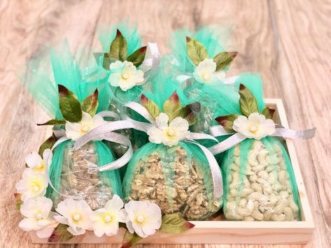 Dry Fruits Packing Ideas, Dry Fruits Packing Ideas Gift, Wedding Thaals, Dry Fruits Packing, Hampers Design, Packing Ideas Gift, Wedding Baskets, Wedding Gift Hampers, Indian Wedding Gifts