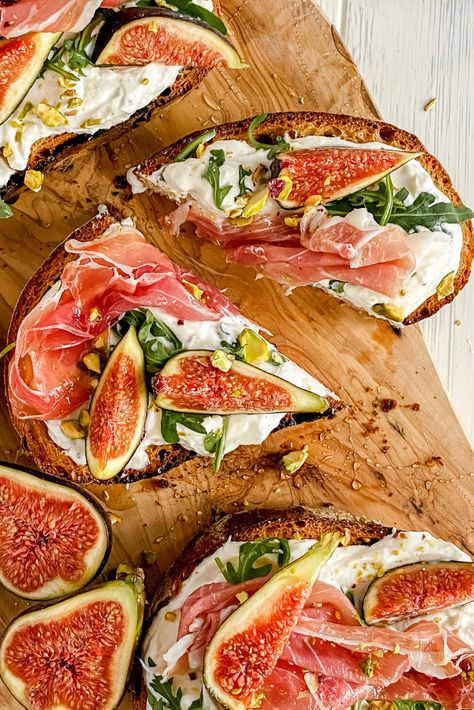 Bruschetta Prosciutto, Prosciutto Breakfast, Foccacia Bread With Prosciutto, Bruschetta Ricotta, Bruschetta Recipes, Food Styling Photography Inspiration, Figs Recipes, Prosciutto Recipes, Party Snack Food