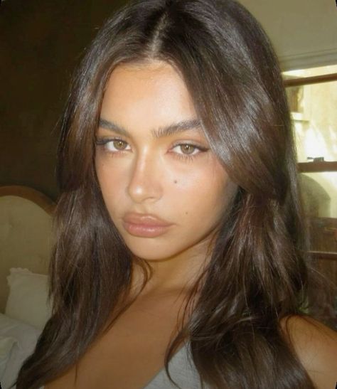 Tanned Makeup Look Natural, Sade Makeup Aesthetic, Pretty Italian Girl, The Off Campus Series, Olive Skin Makeup, Tan Skin Makeup, Off Campus Series, Tumblr Emo, Unbreakable Vow