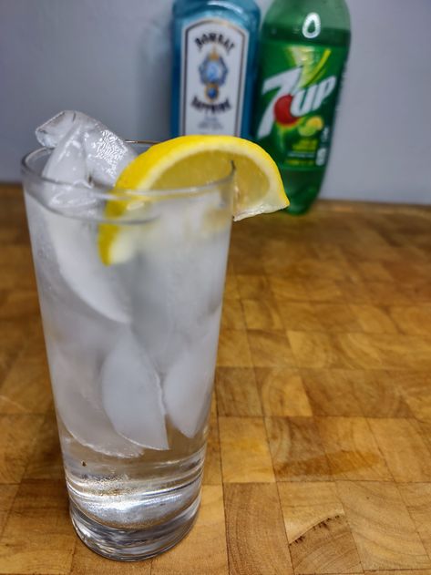 Gin and 7up: the easy Gin Fizz | Occasional Cocktails Easy To Make Cocktails, Bar Spoon, Gin Fizz, How To Make Drinks, Highball Glass, Lime Wedge, Cocktail Making, Lemon Lime, Few Ingredients