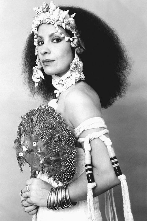 Conheça a biografia de Clara Nunes, uma das grandes cantoras do samba brasileiro, conheça sua história de vida e sua trajetória na música. Samba Music, Wall Of Sound, Carmen Miranda, Make Up Inspiration, Music Pics, Blowout Hair, Old Singers, Bossa Nova, Vintage Girls