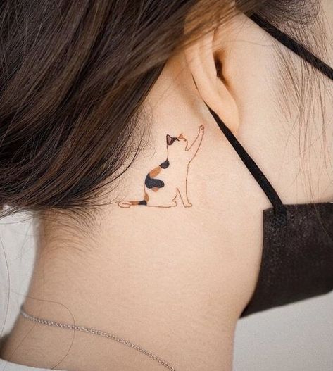 35 Behind The Ear Tattoos That Are Low-key Gorgeous - 286 Chicken Tattoo, Behind Ear Tattoos, Cat Tattoo Simple, Tattoos To Cover Scars, Cat Tattoo Designs, Elegant Tattoos, Simplistic Tattoos, Minimal Tattoo, Couple Tattoos