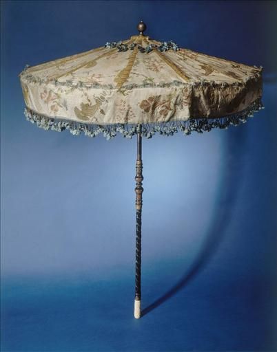 18th century parasol 1900 Accessories, Vintage Parasol, Beautiful Umbrella, 1700 Fashion, Outlander Costumes, 18th Century Women, Burning Men, 18th Century Dress, Rococo Fashion