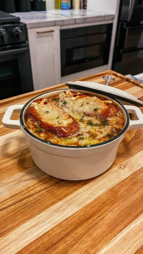 erinnobrienn on Instagram: FRENCH ONION SOUP 🧅🥂 There’s not much I love more than cozying up with a warm bowl of soup during the holidays. French Onion Soup has been… Mini Dutch Oven, Easy French Onion Soup, Spiced Nice, Baked Potato Soup Recipe, Tomato Basil Soup Recipe, Onion Soup Recipe, French Onion Soup Recipe, Onion Soup Recipes, Baked Potato Soup