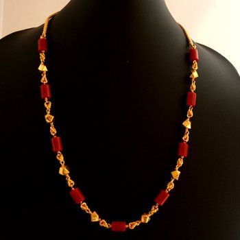 Short coral necklace Coral Jewelry Indian Gold Simple, Coral Chains Gold Indian, Coral Necklace Indian Gold, Pagadala Mala, Coral Mala, Light Weight Gold Jewellery, Ruby Necklace Designs, Indian Gold Necklace Designs, Indian Gold Necklace