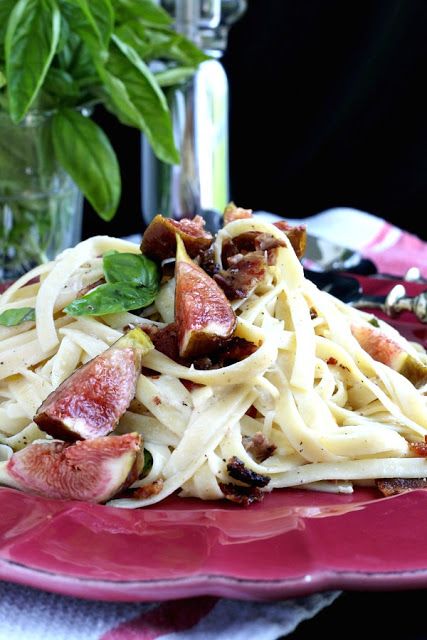 Easy recipe for Linguine pasta with bacon, fresh figs and basil. Special dish perfect for entertaining guests for dinner. Fig Pasta Recipe, Pasta With Bacon, Grateful Prayer, Linguine Recipes, Linguine Pasta, Bacon Pasta, Thankful Heart, Fresh Figs, Sunday Dinner