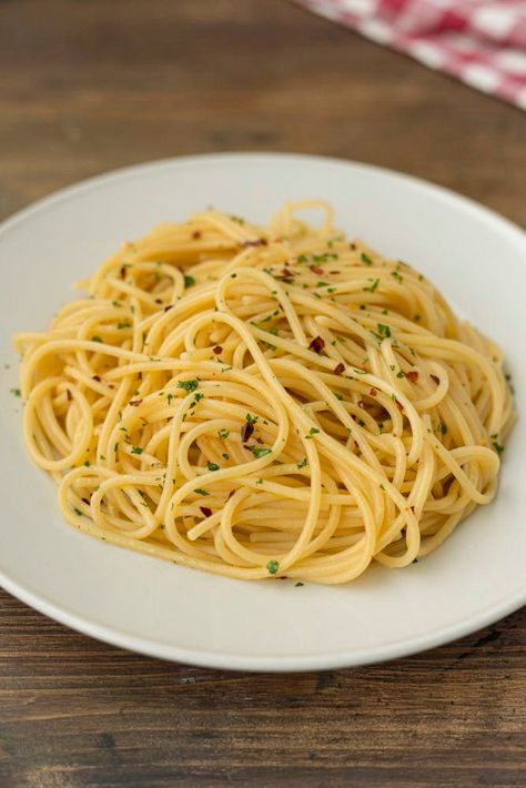 Spaghetti aglio e olio - Fatto in casa da Benedetta Spaghetti Aglio E Olio, Spaghetti Aglio, Aglio E Olio, Spaghetti, Pasta, Ethnic Recipes