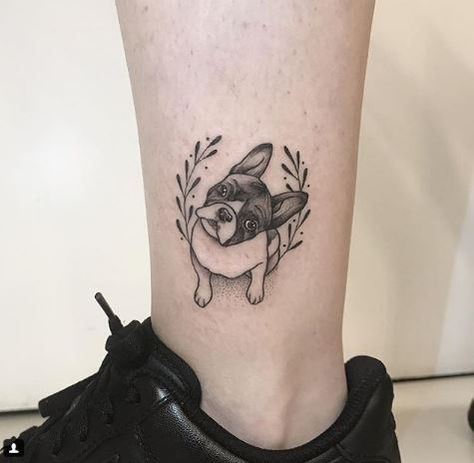 Mini por Samantha Sam. Frenchie Tattoos, Realistic Tattoo Ideas, Tatoo Dog, Front Shoulder Tattoos, Small Dog Tattoos, French Bulldog Tattoo, Pug Tattoo, Small Tattoo Placement, Bulldog Tattoo