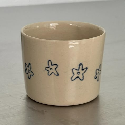 Bluee flowers Patterns On Ceramics, Simple Ceramic Mug Designs, Handmade Ceramic Espresso Cups, Underglaze Ideas Pottery, Ceramic Mugs Painting, Under Glaze Painting Ceramics, Pottery Cup Painting, Cermaic Mugs, Cup Ceramic Design